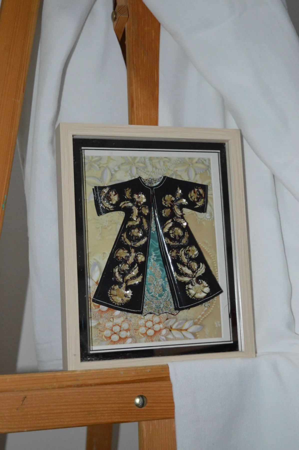 Black and gold paper relief tableau